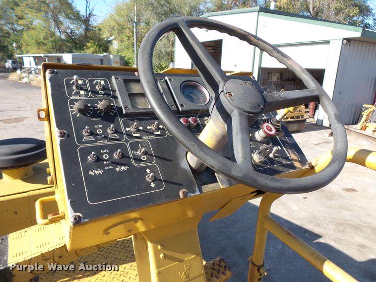 image for item L3574 2001 Caterpillar AP-1055B paver