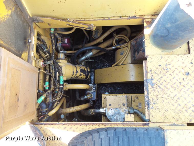 image for item L3574 2001 Caterpillar AP-1055B paver