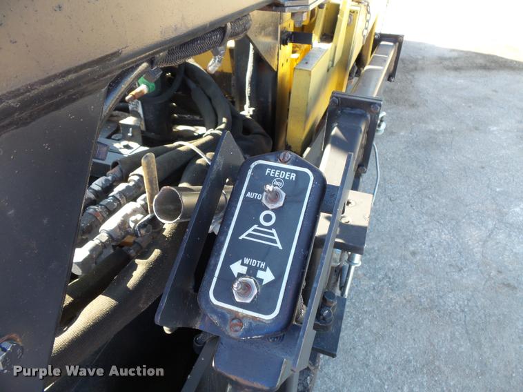 image for item L3574 2001 Caterpillar AP-1055B paver