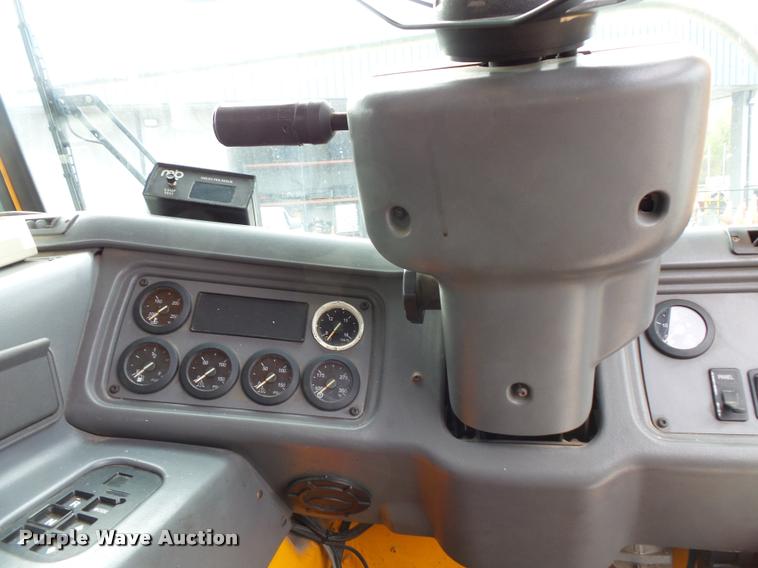 image for item L3579 2003 Sterling Condor paint striper truck