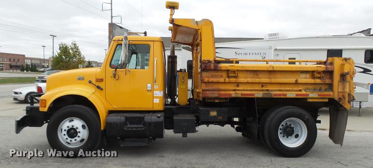 image for item L7174 2002 International 4900 dump truck