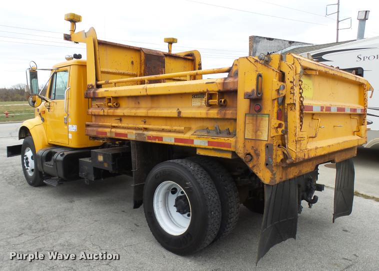 image for item L7174 2002 International 4900 dump truck