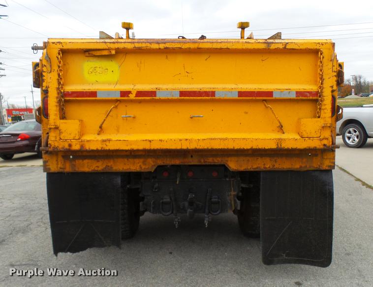 image for item L7174 2002 International 4900 dump truck