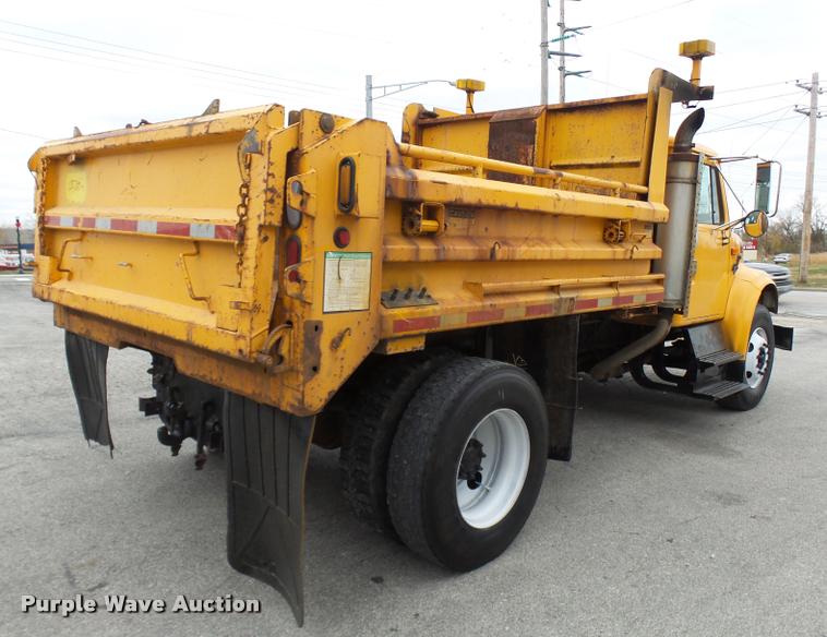 image for item L7174 2002 International 4900 dump truck