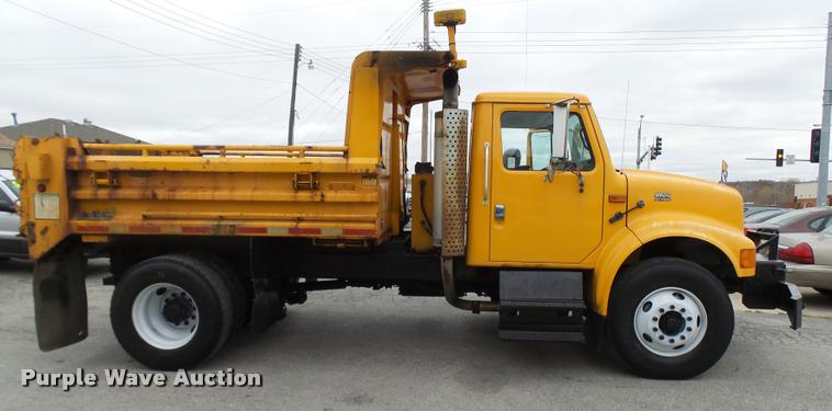 image for item L7174 2002 International 4900 dump truck