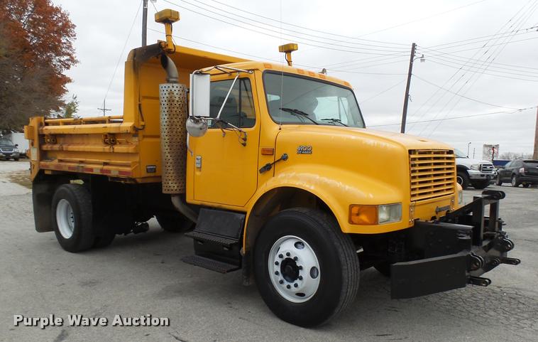 image for item L7174 2002 International 4900 dump truck