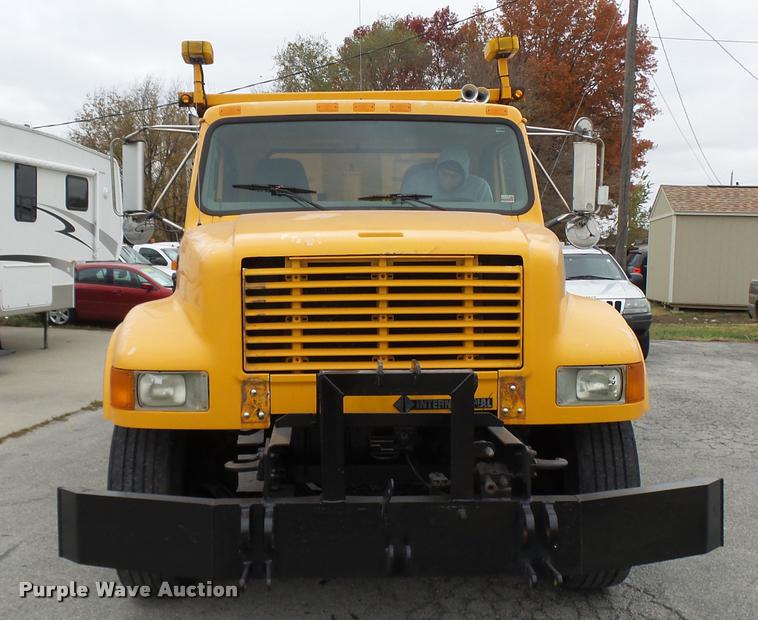 image for item L7174 2002 International 4900 dump truck