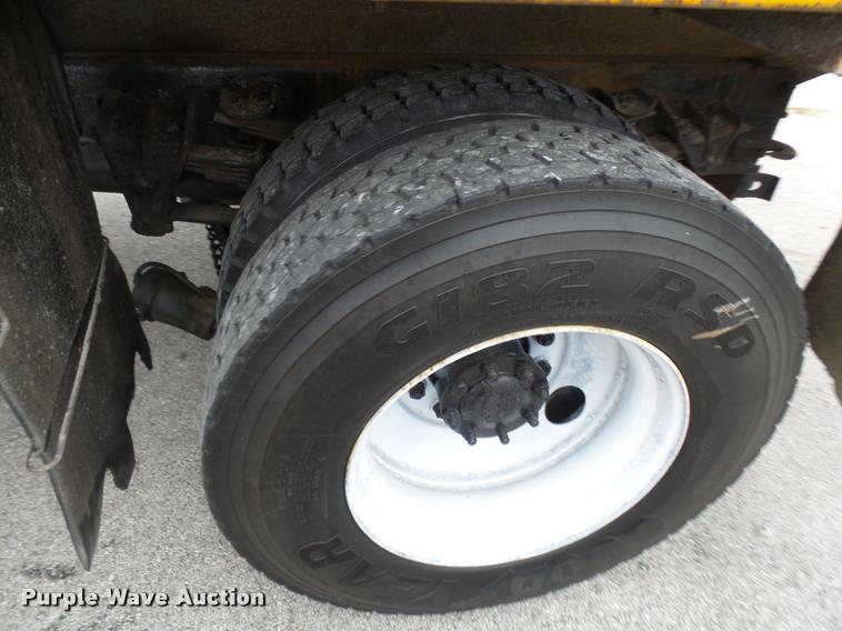 image for item L7174 2002 International 4900 dump truck