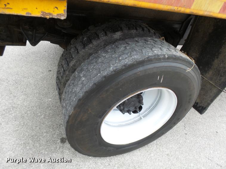 image for item L7174 2002 International 4900 dump truck