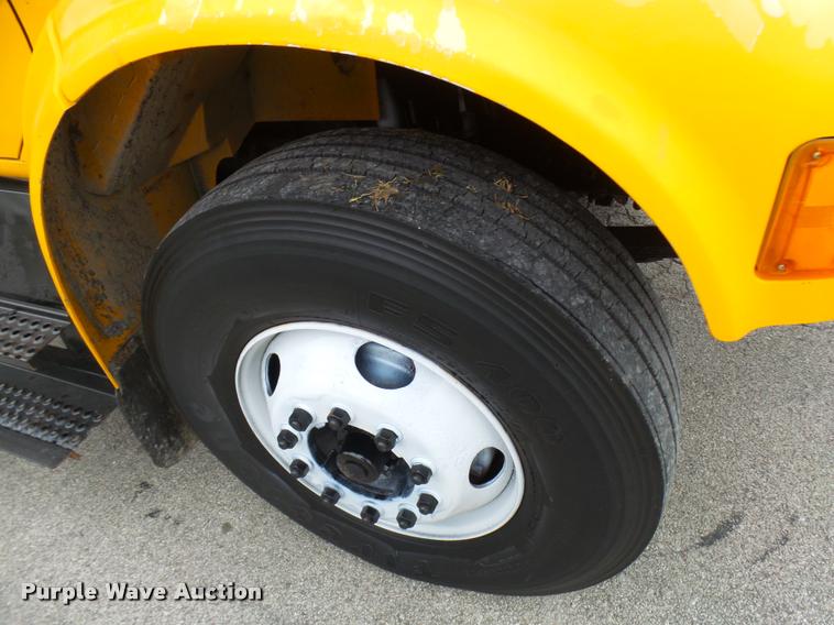 image for item L7174 2002 International 4900 dump truck