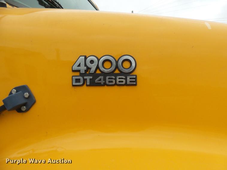 image for item L7174 2002 International 4900 dump truck