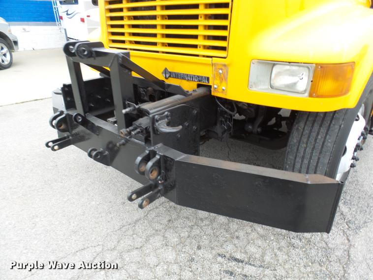 image for item L7174 2002 International 4900 dump truck