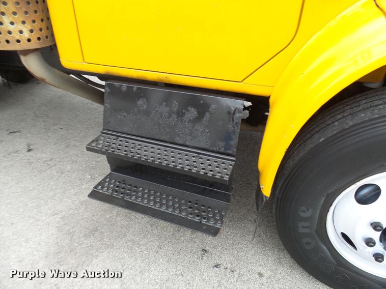 image for item L7174 2002 International 4900 dump truck