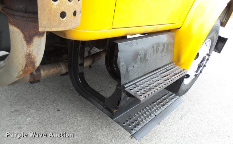 image for item L7174 2002 International 4900 dump truck