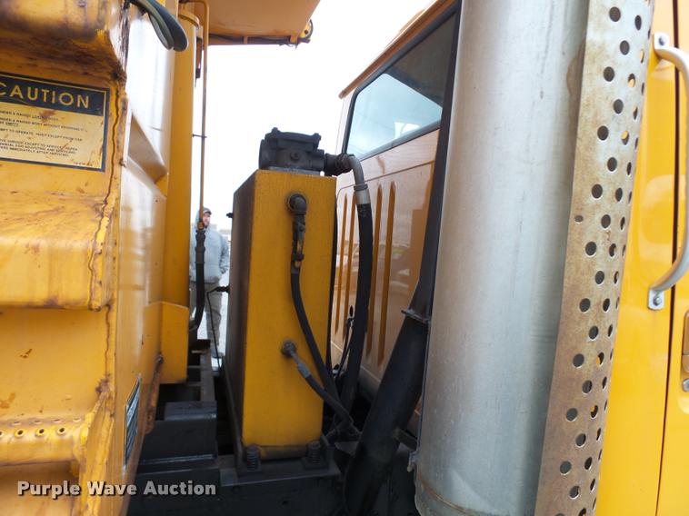 image for item L7174 2002 International 4900 dump truck