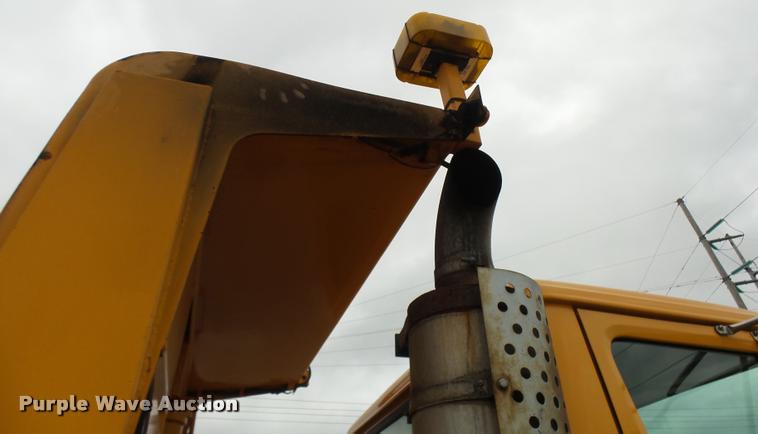 image for item L7174 2002 International 4900 dump truck