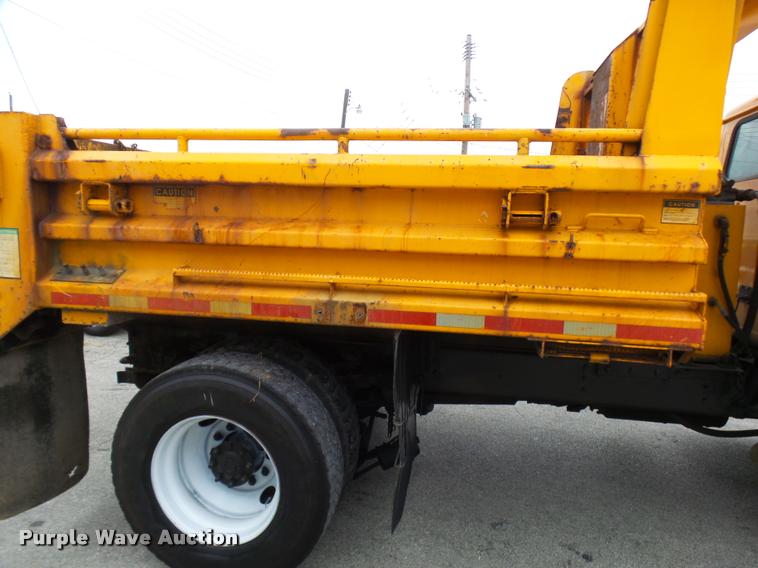 image for item L7174 2002 International 4900 dump truck