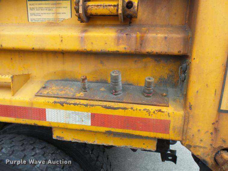 image for item L7174 2002 International 4900 dump truck