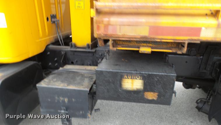 image for item L7174 2002 International 4900 dump truck