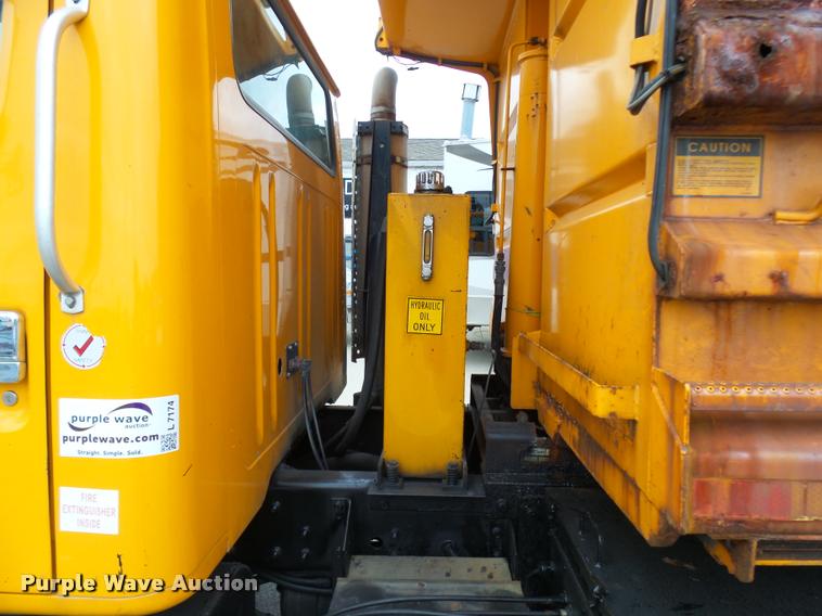 image for item L7174 2002 International 4900 dump truck
