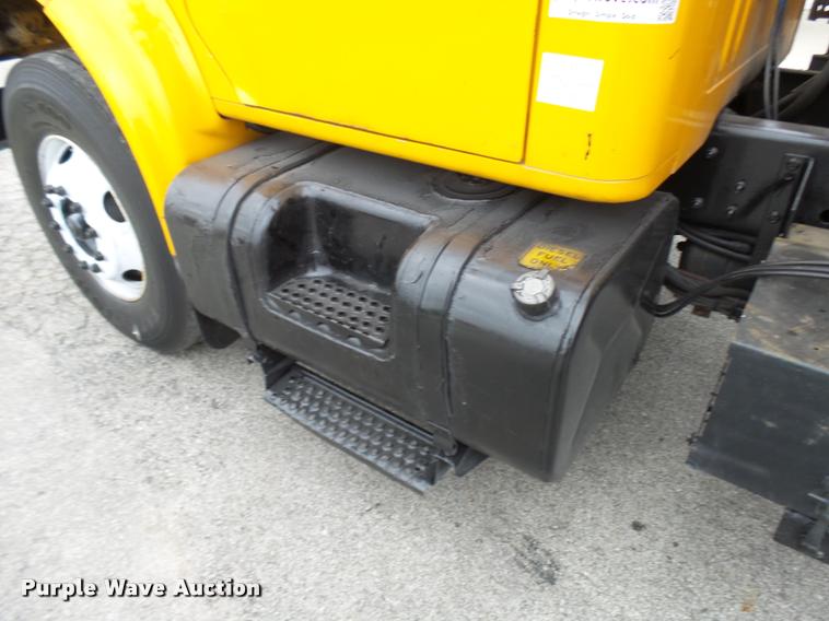 image for item L7174 2002 International 4900 dump truck