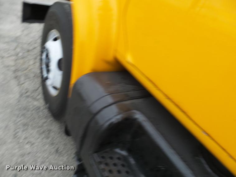 image for item L7174 2002 International 4900 dump truck