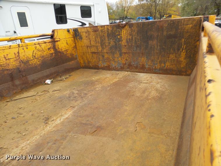 image for item L7174 2002 International 4900 dump truck