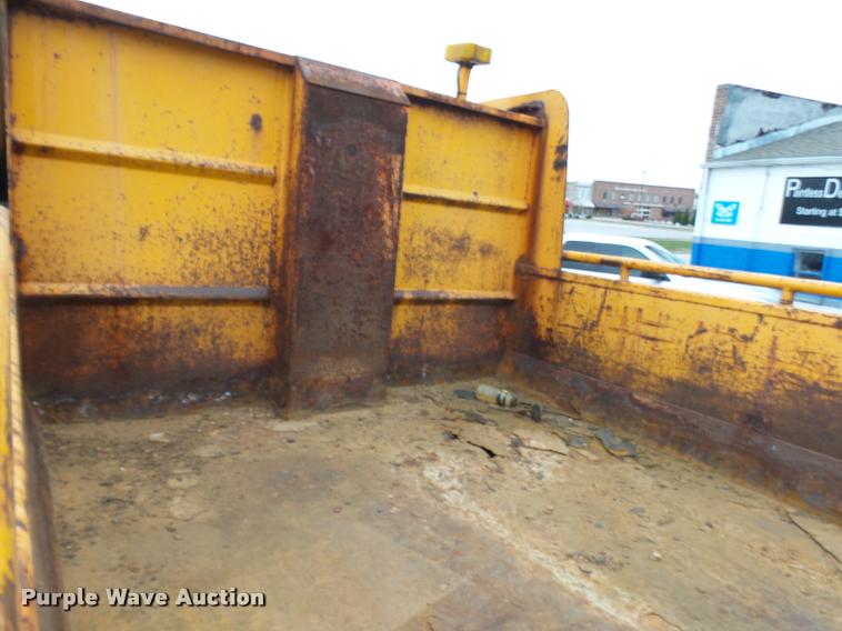 image for item L7174 2002 International 4900 dump truck