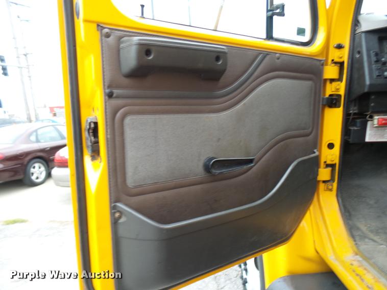 image for item L7174 2002 International 4900 dump truck