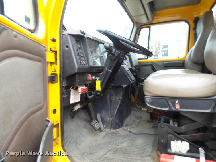 image for item L7174 2002 International 4900 dump truck