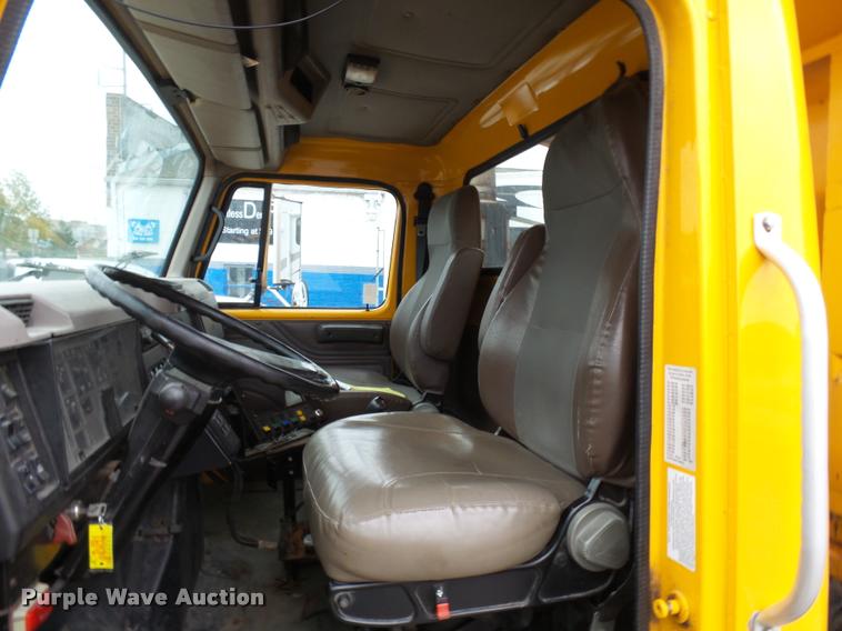 image for item L7174 2002 International 4900 dump truck