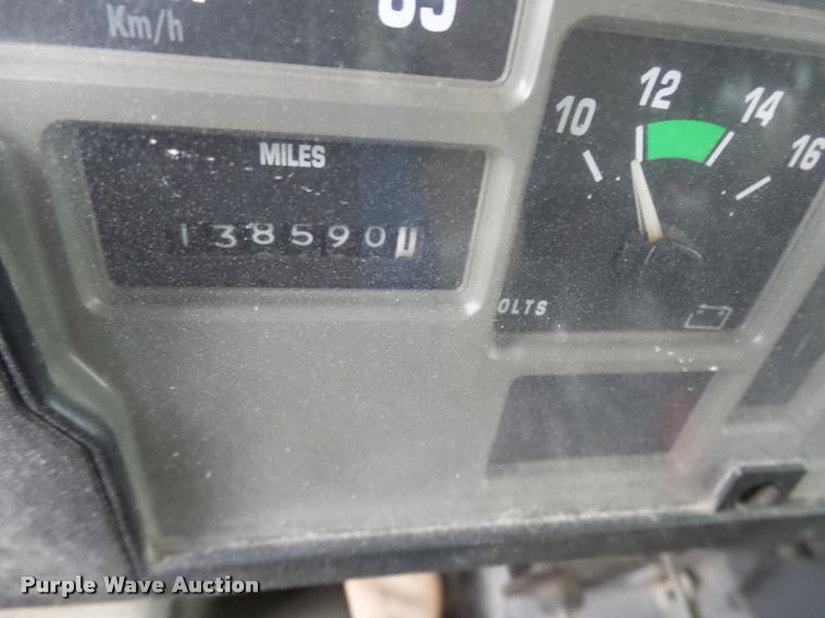 image for item L7174 2002 International 4900 dump truck