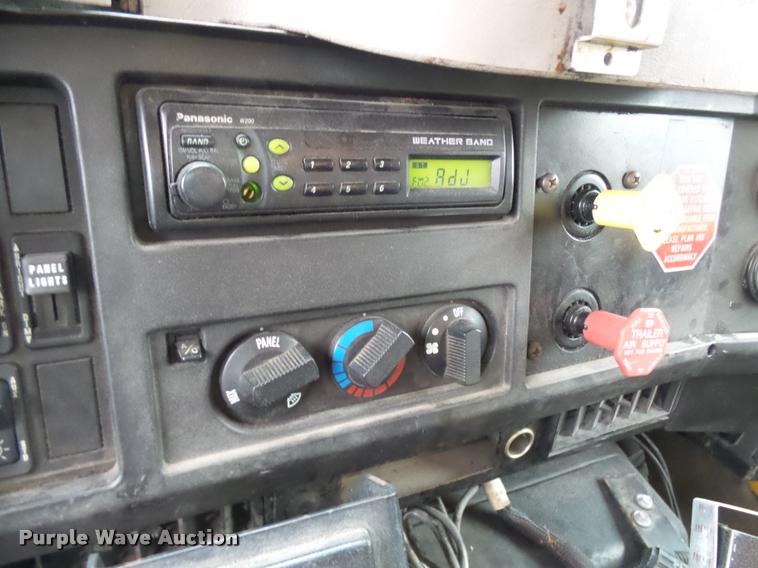 image for item L7174 2002 International 4900 dump truck