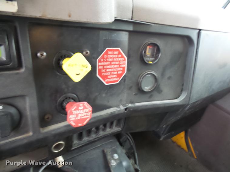 image for item L7174 2002 International 4900 dump truck