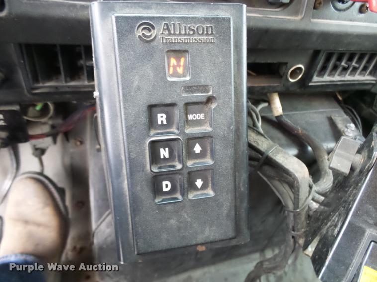 image for item L7174 2002 International 4900 dump truck