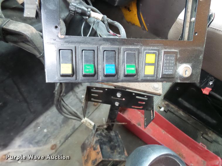 image for item L7174 2002 International 4900 dump truck