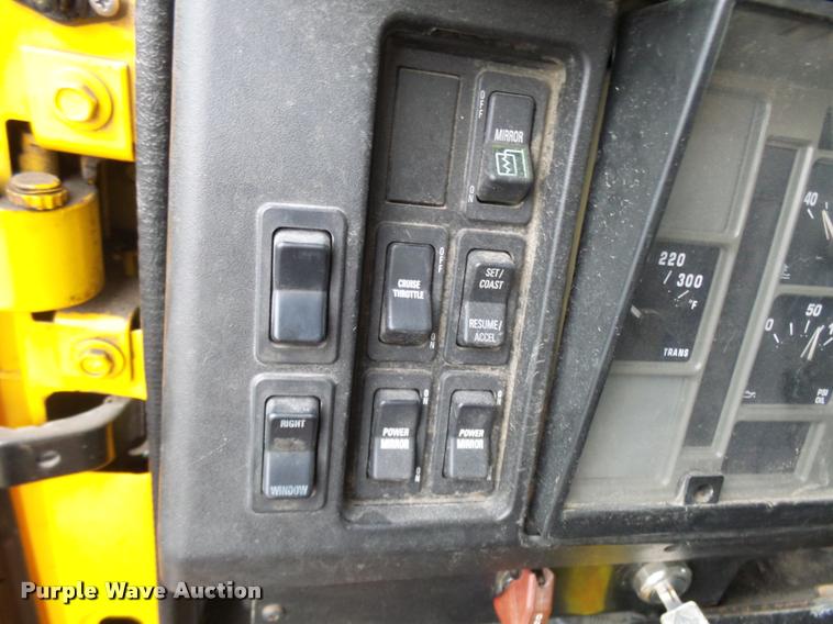 image for item L7174 2002 International 4900 dump truck