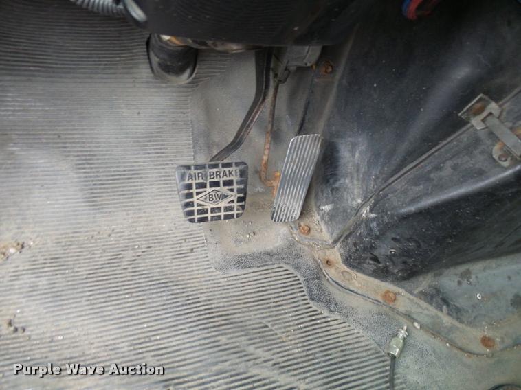 image for item L7174 2002 International 4900 dump truck