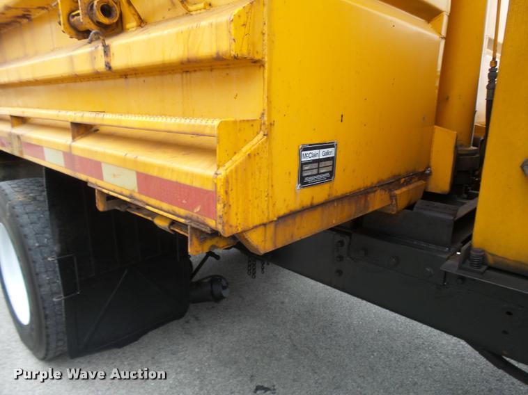 image for item L7174 2002 International 4900 dump truck