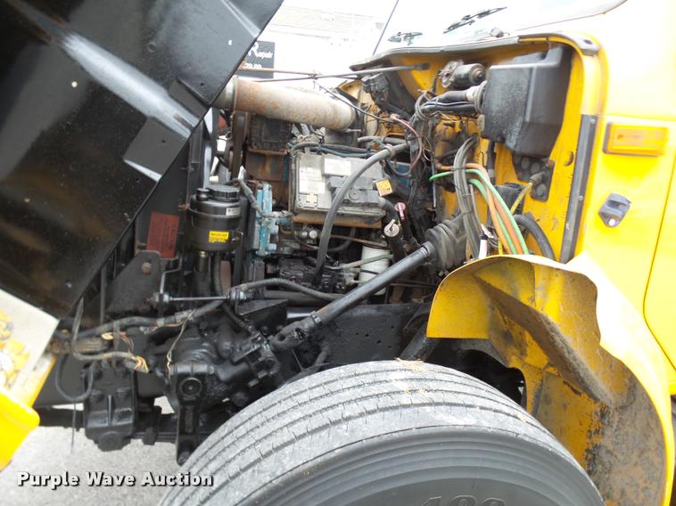 image for item L7174 2002 International 4900 dump truck