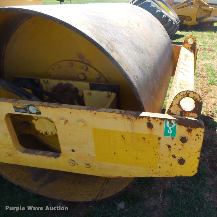 image for item L7483 Sakai SV400D single drum vibratory roller