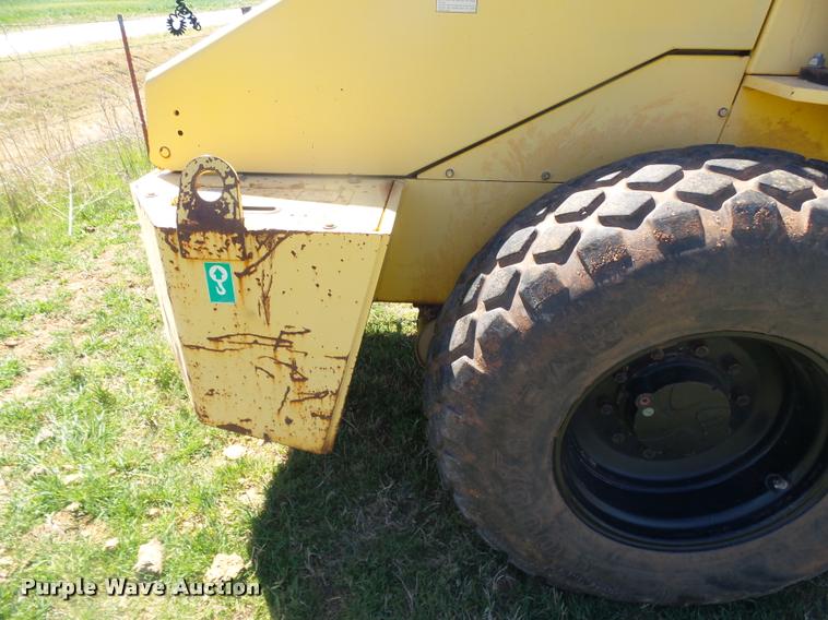 image for item L7483 Sakai SV400D single drum vibratory roller