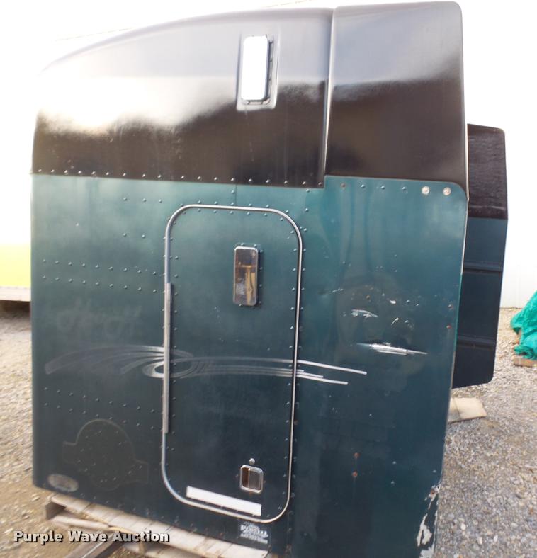 image for item BW9633 1996 Peterbilt Unibilt sleeper