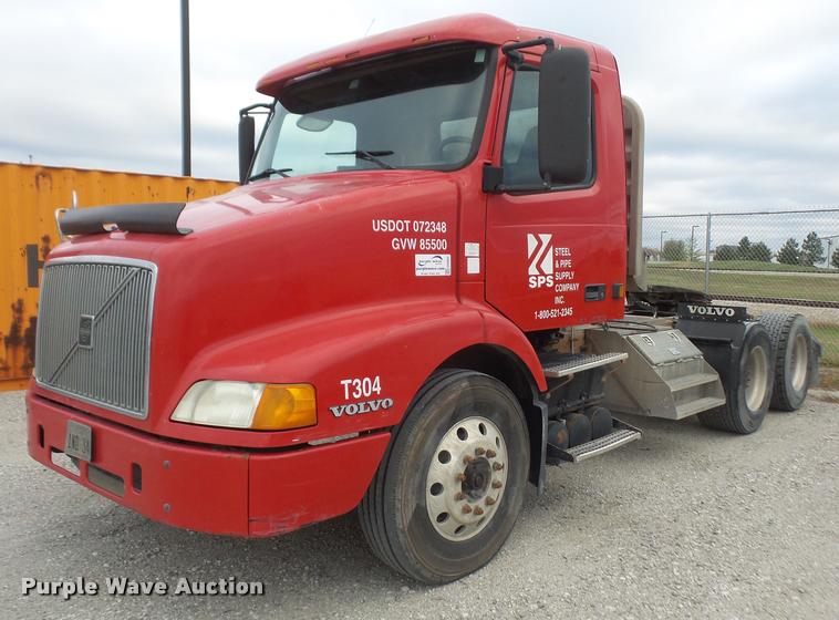 image for item DA3823 2003 Volvo VNM semi truck