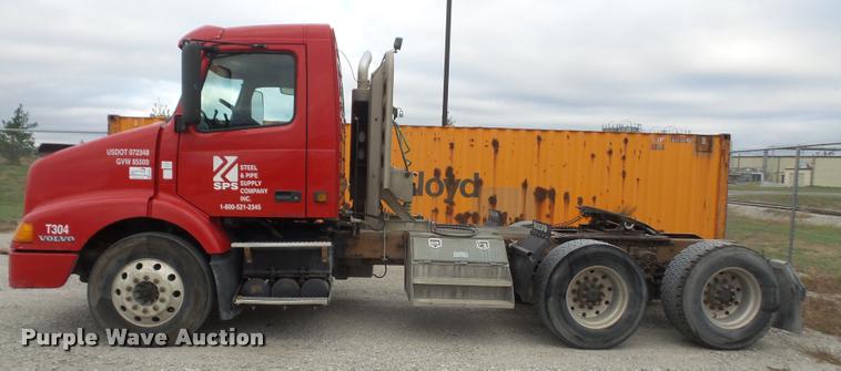 image for item DA3823 2003 Volvo VNM semi truck
