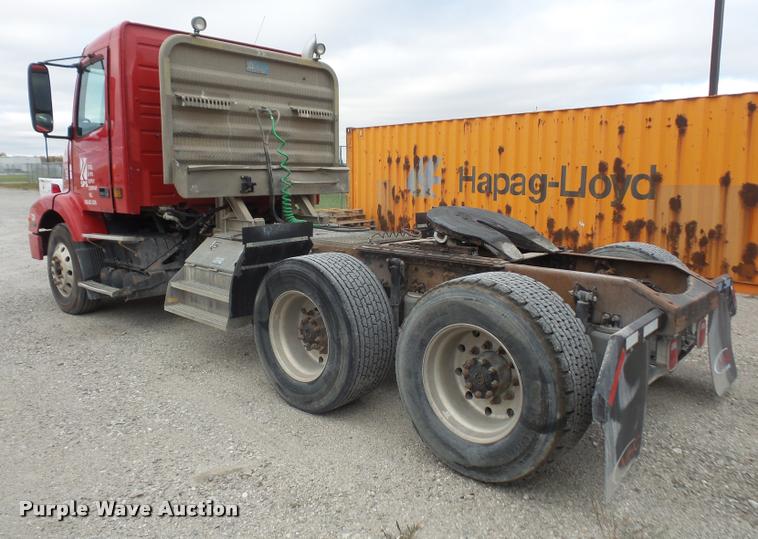 image for item DA3823 2003 Volvo VNM semi truck