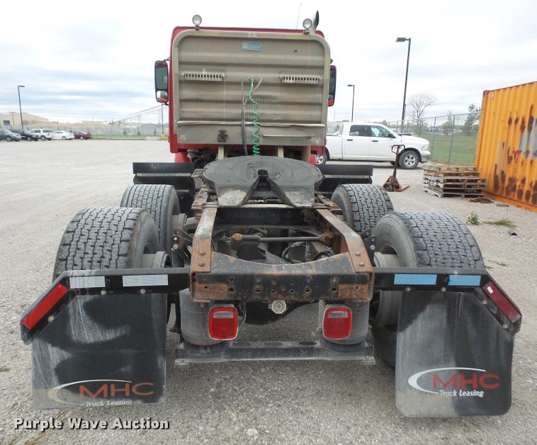 image for item DA3823 2003 Volvo VNM semi truck