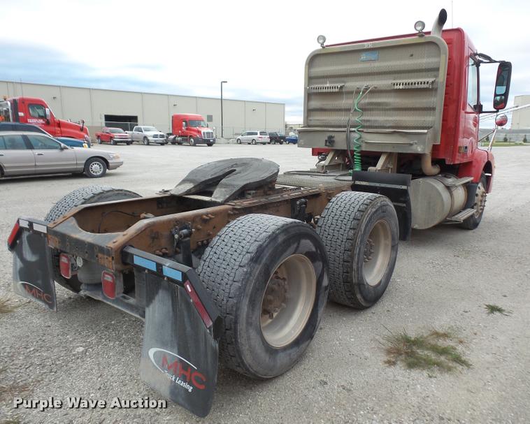 image for item DA3823 2003 Volvo VNM semi truck