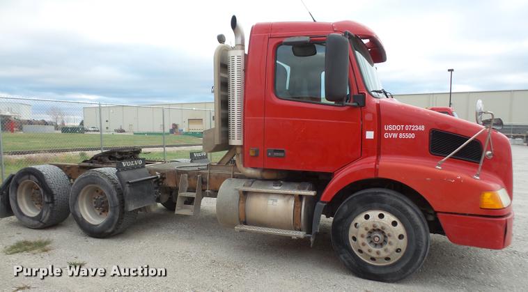 image for item DA3823 2003 Volvo VNM semi truck
