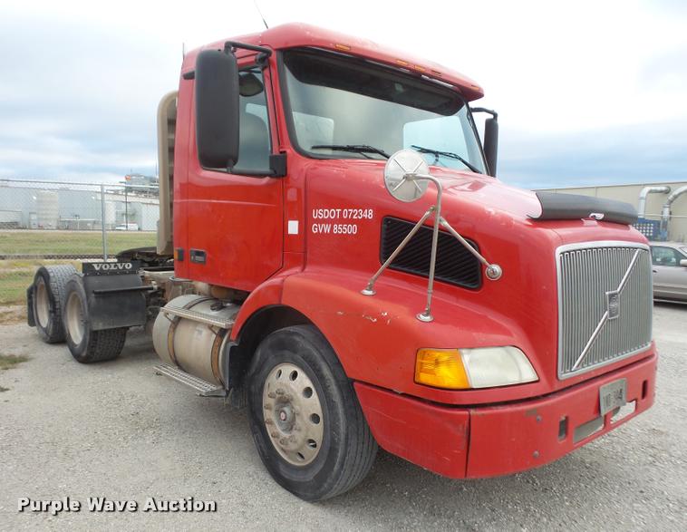 image for item DA3823 2003 Volvo VNM semi truck
